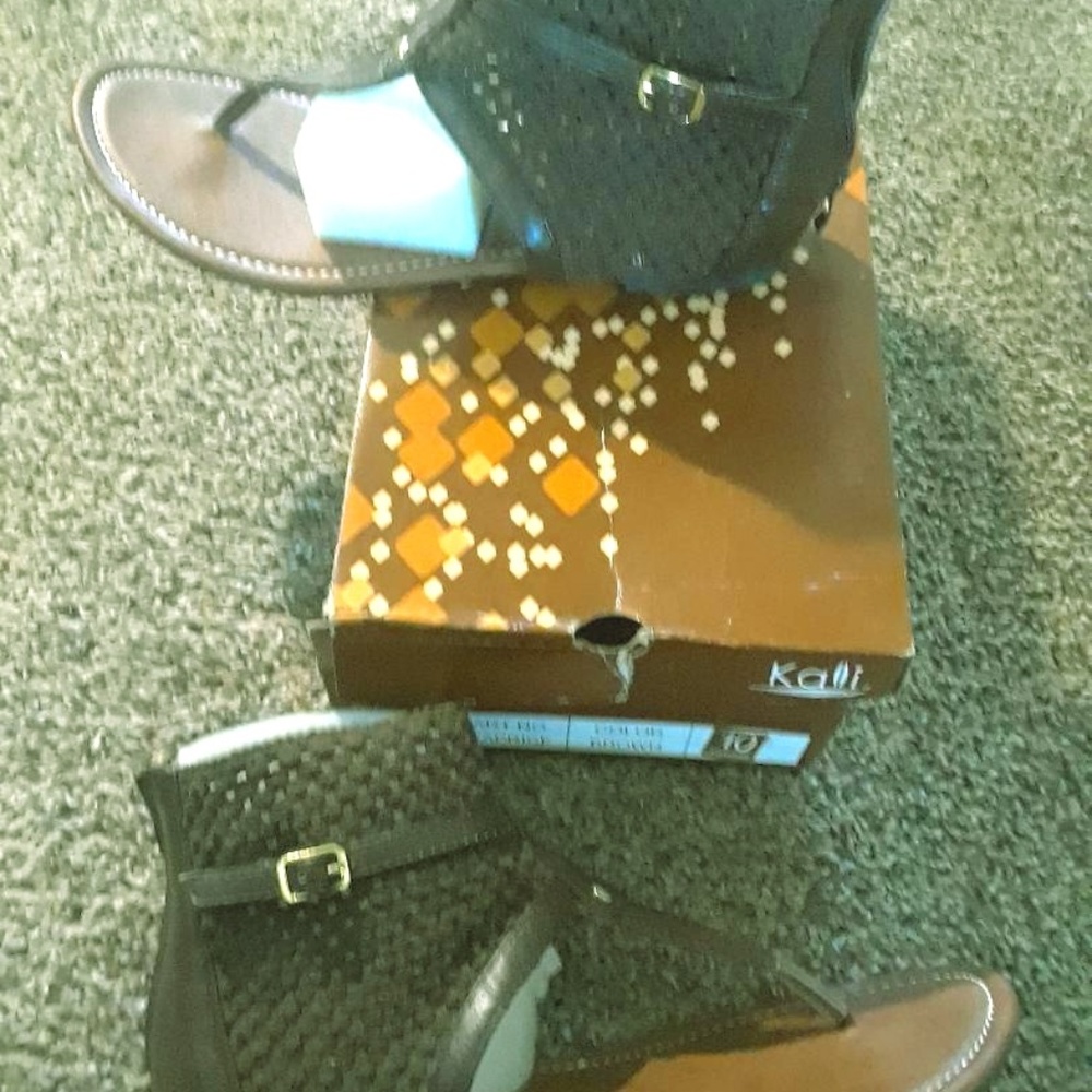 Kali Caprice Brown Womens High Top Flat New In Box